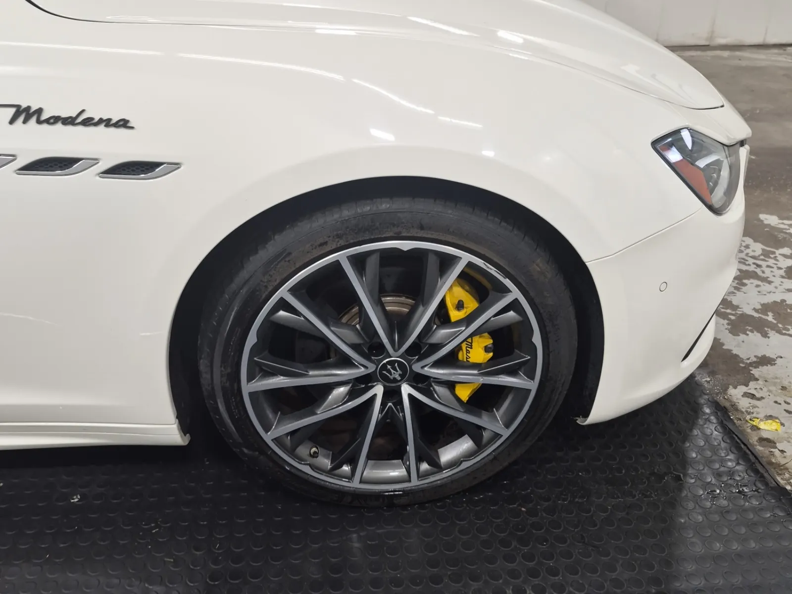 Right Front Wheel/Tire Photo