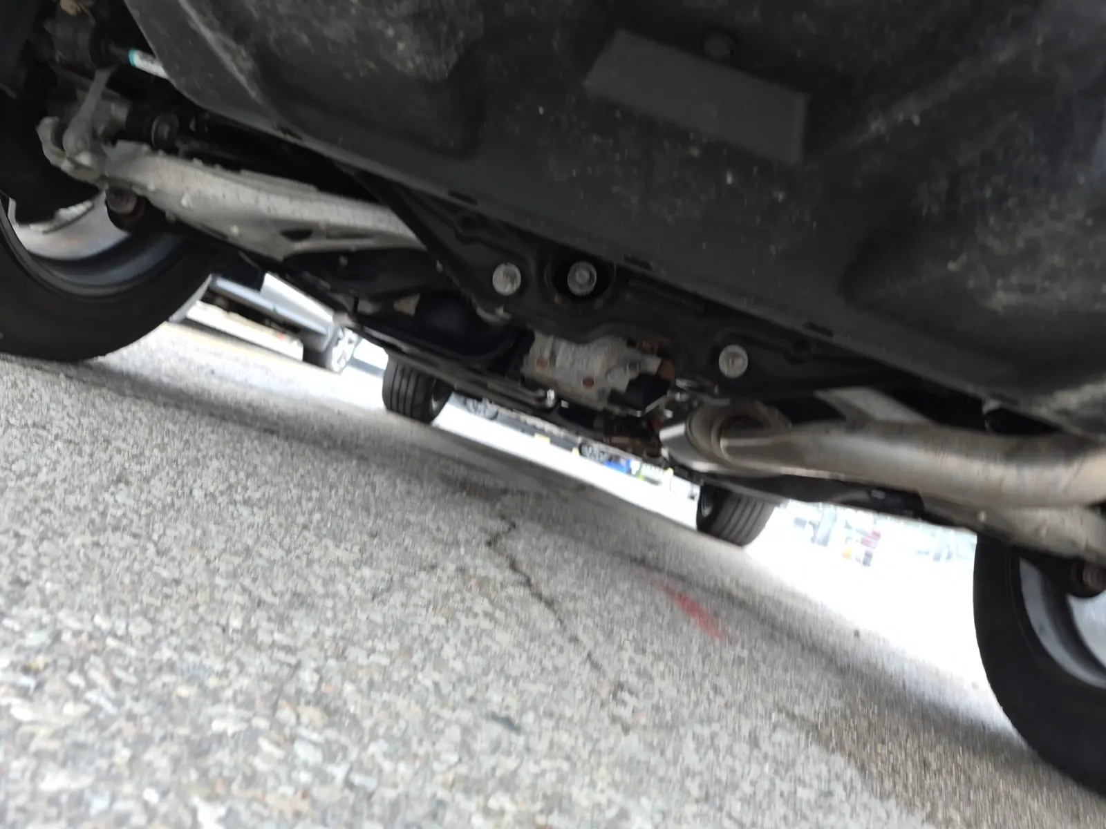 Undercarriage - Rear Photo