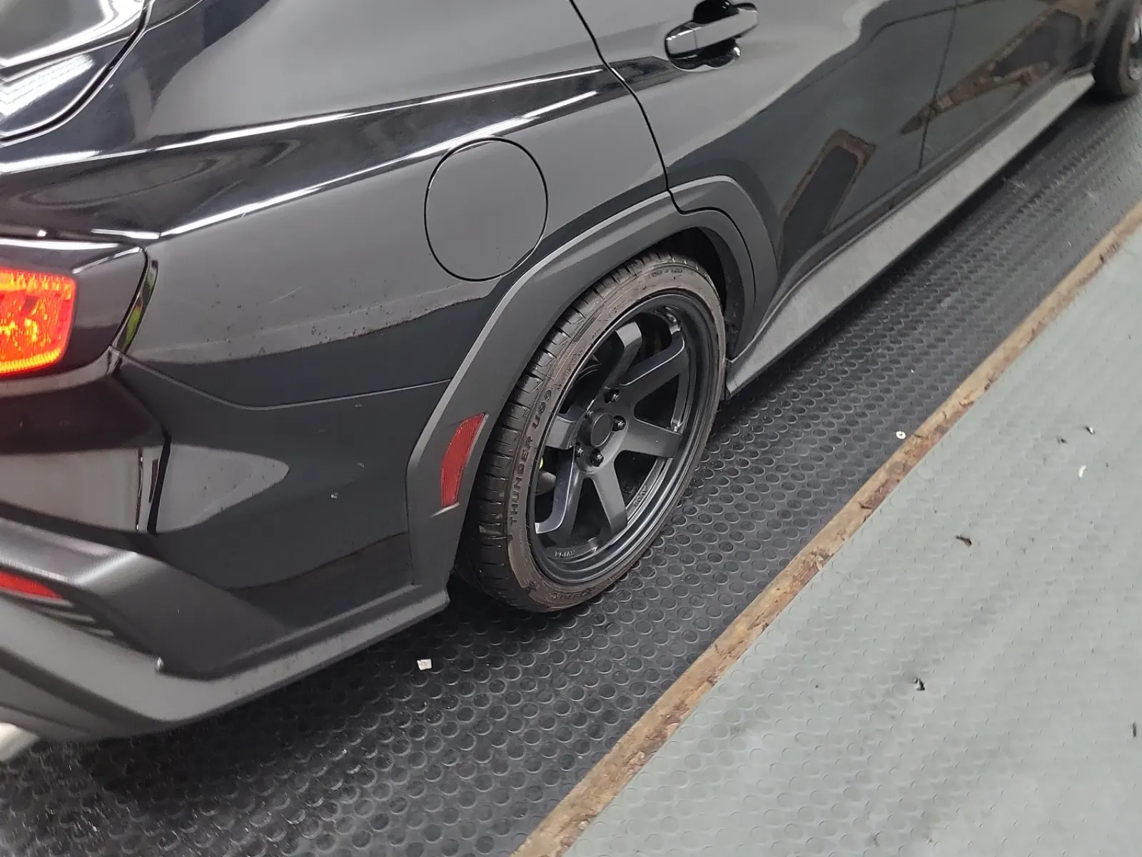 Right Rear Wheel/Tire Photo