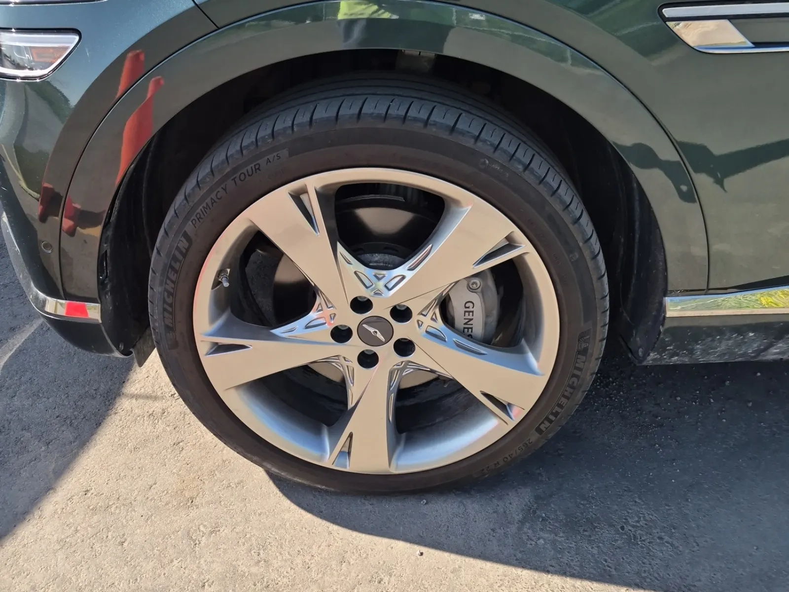 Front driver wheel/tire photo
