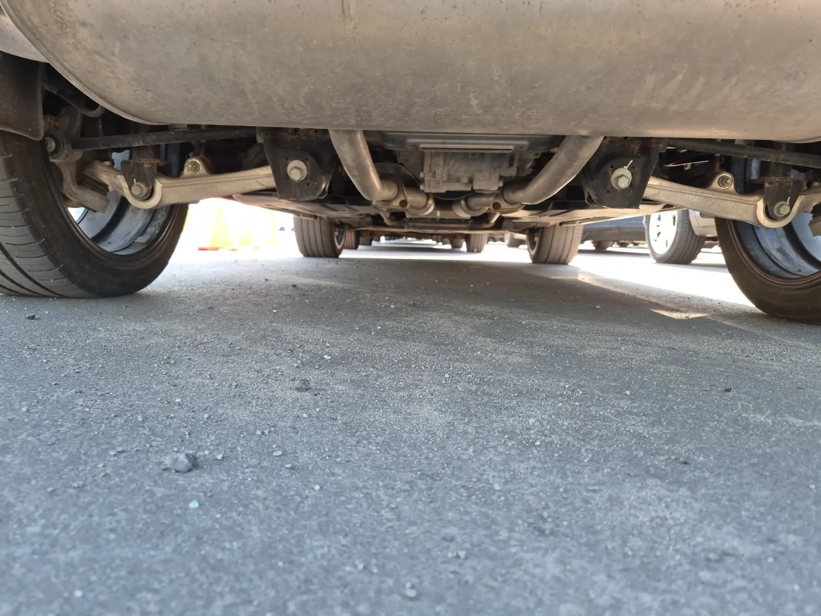 Undercarriage - Rear Photo