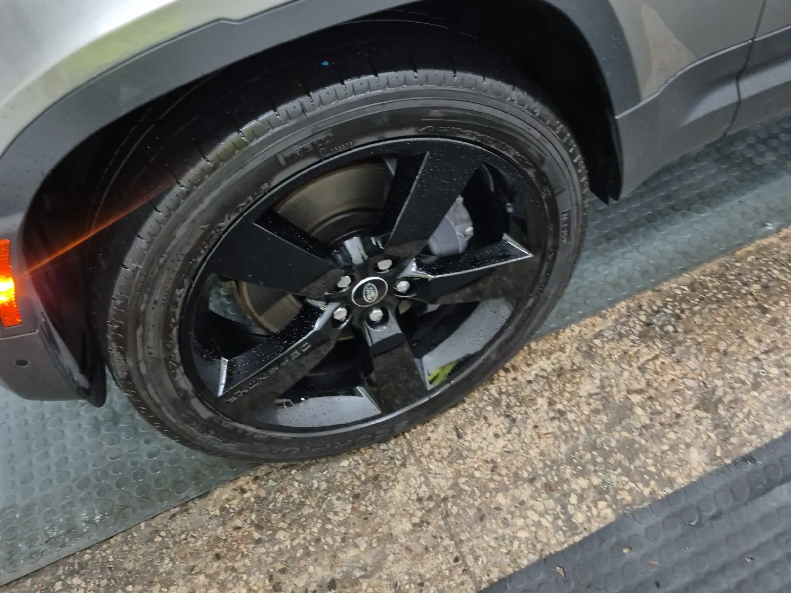 Front driver wheel/tire photo