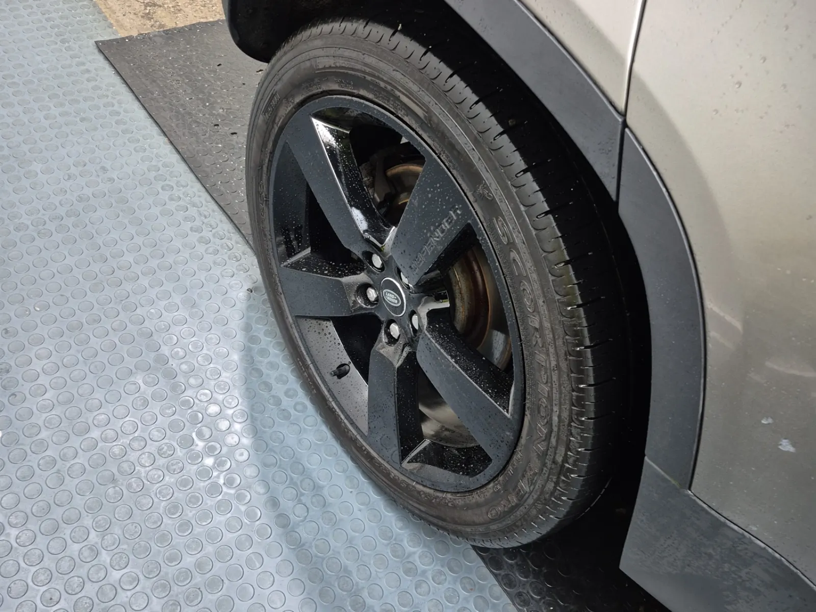 Right Rear Wheel/Tire Photo