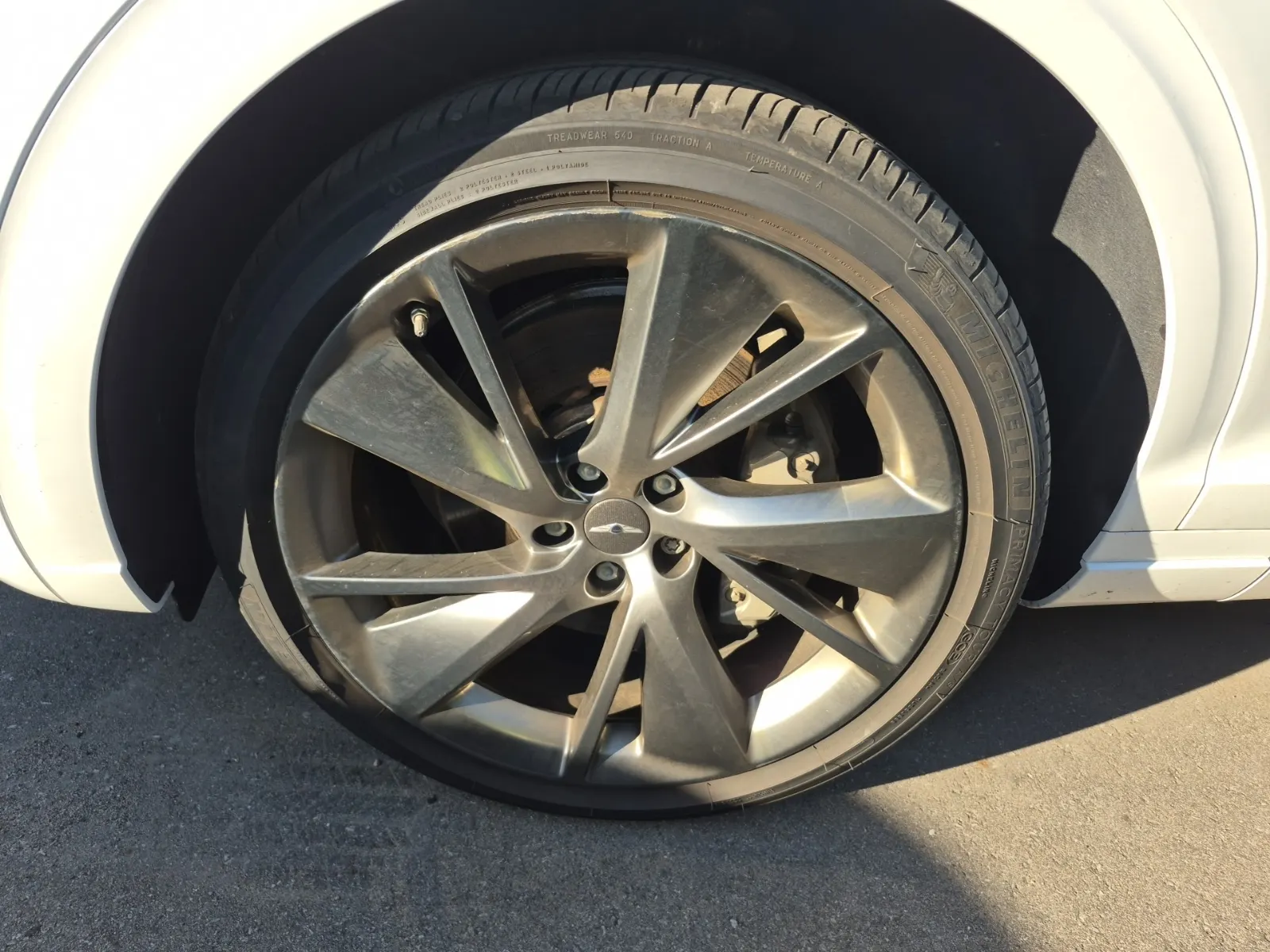 Front driver wheel/tire photo