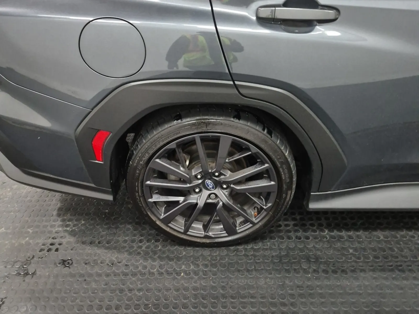 Right Rear Wheel/Tire Photo