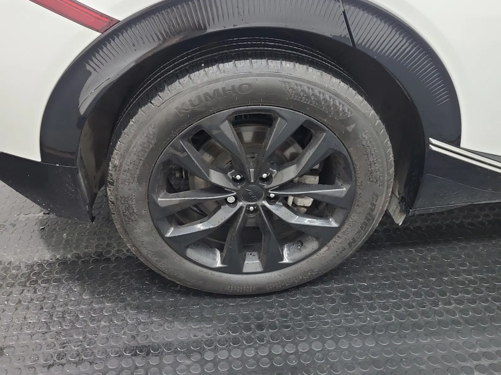 Right Rear Wheel/Tire Photo