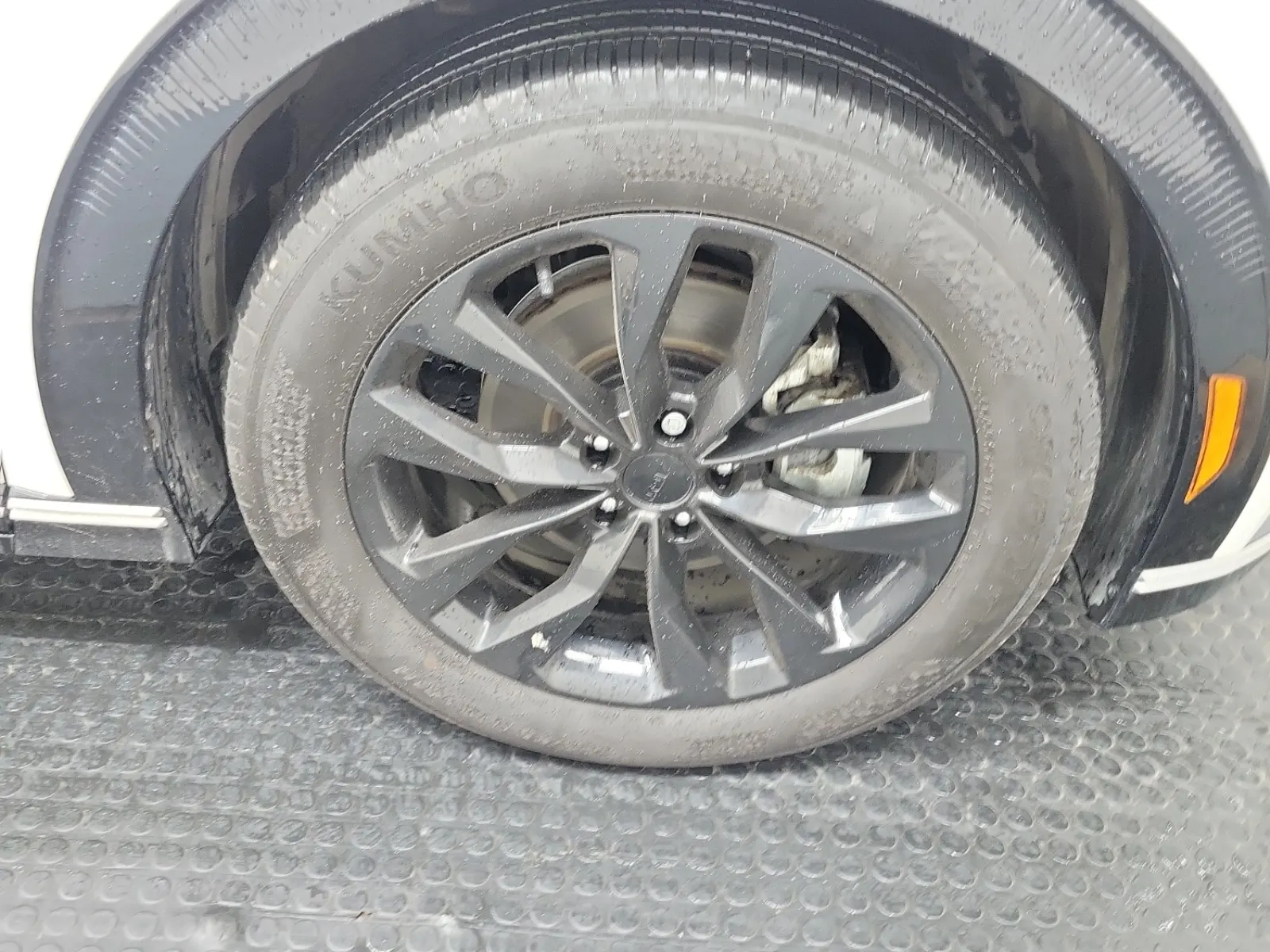 Right Front Wheel/Tire Photo