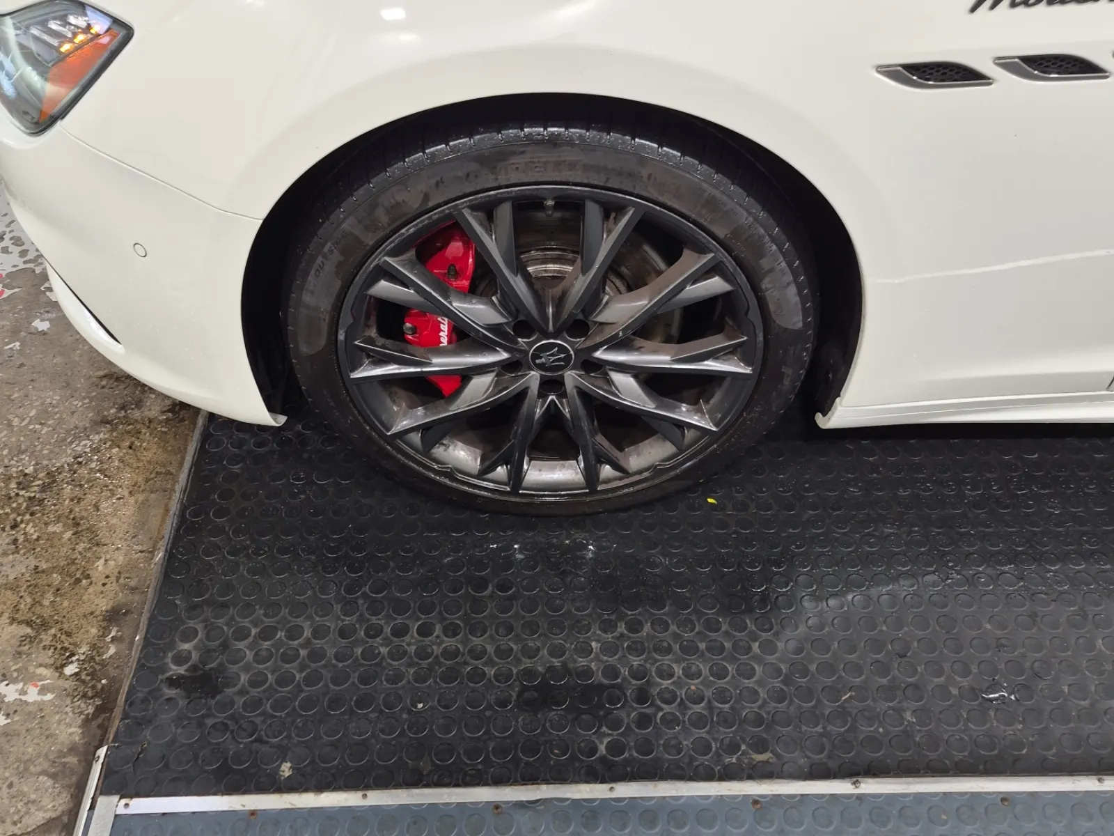 Front driver wheel/tire photo