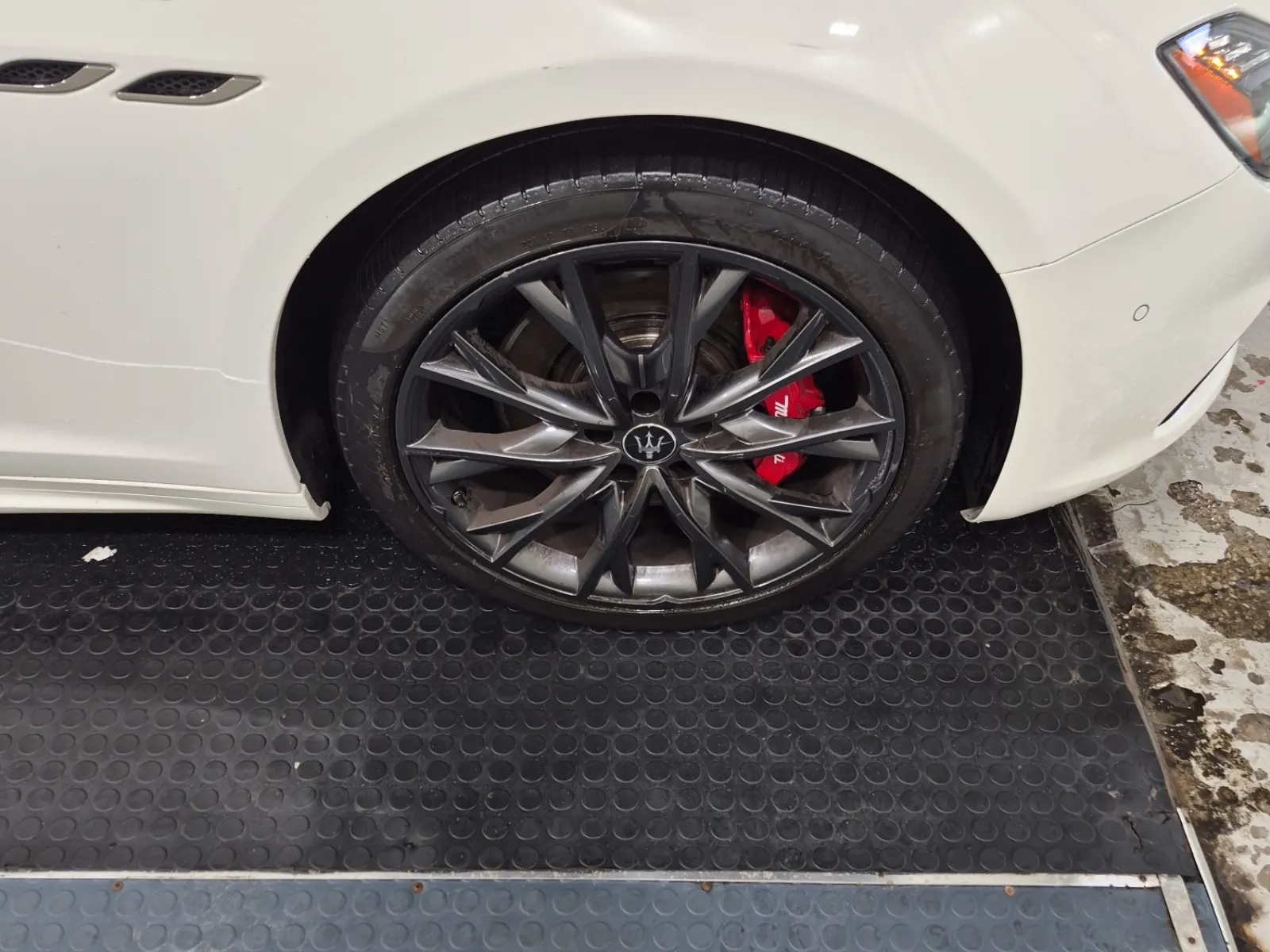 Right Front Wheel/Tire Photo