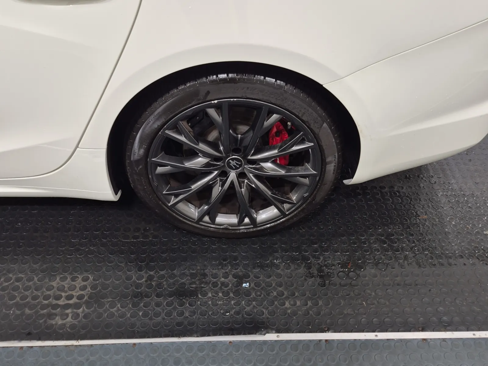 Left Rear Wheel/Tire Photo