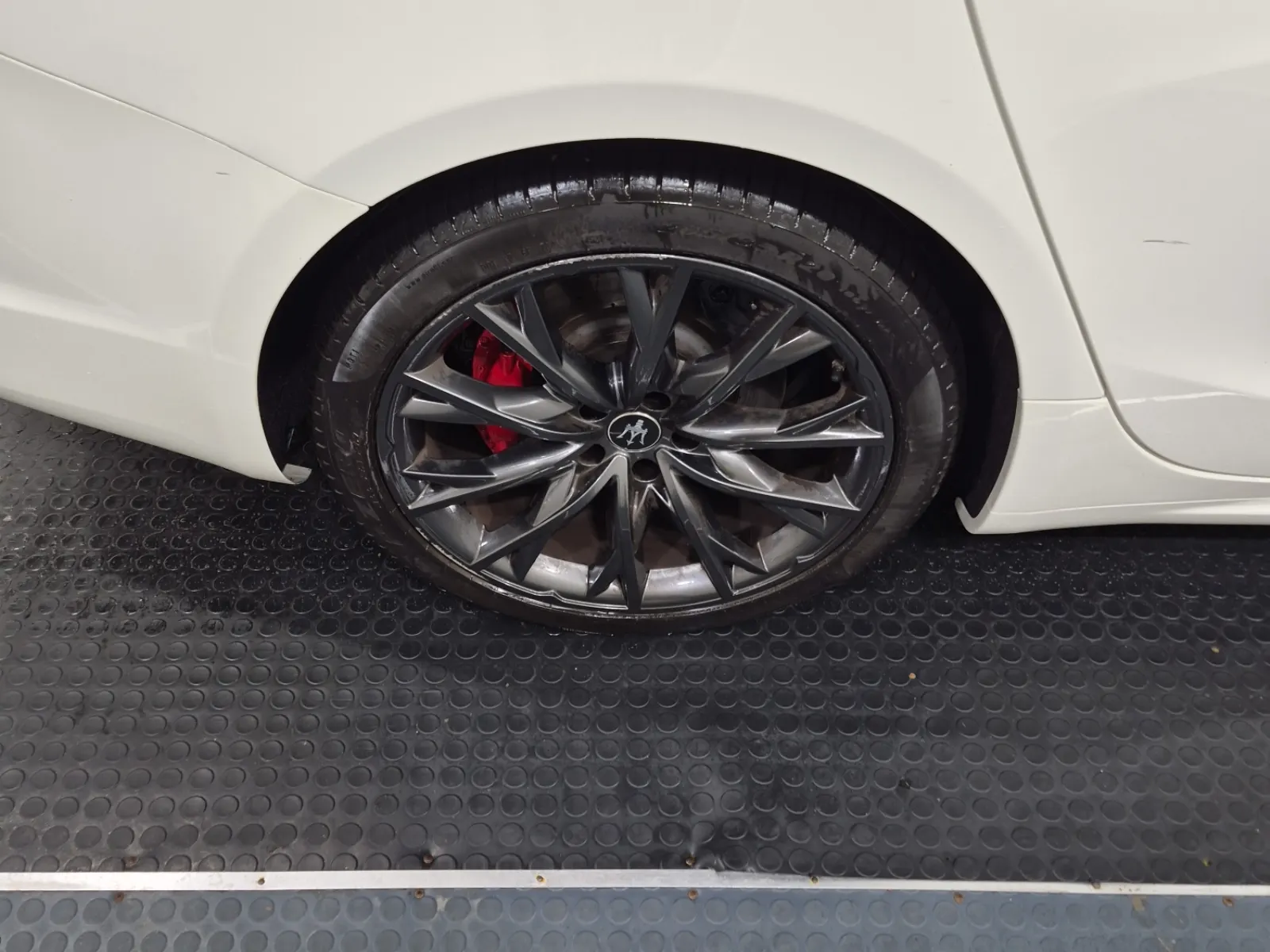 Right Rear Wheel/Tire Photo