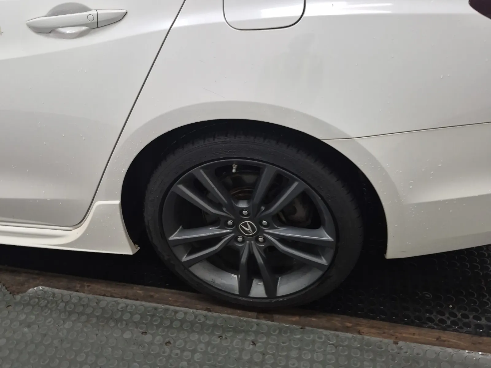 Left Rear Wheel/Tire Photo