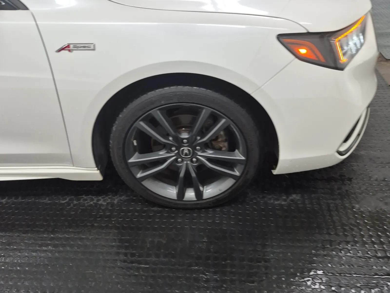Right Front Wheel/Tire Photo