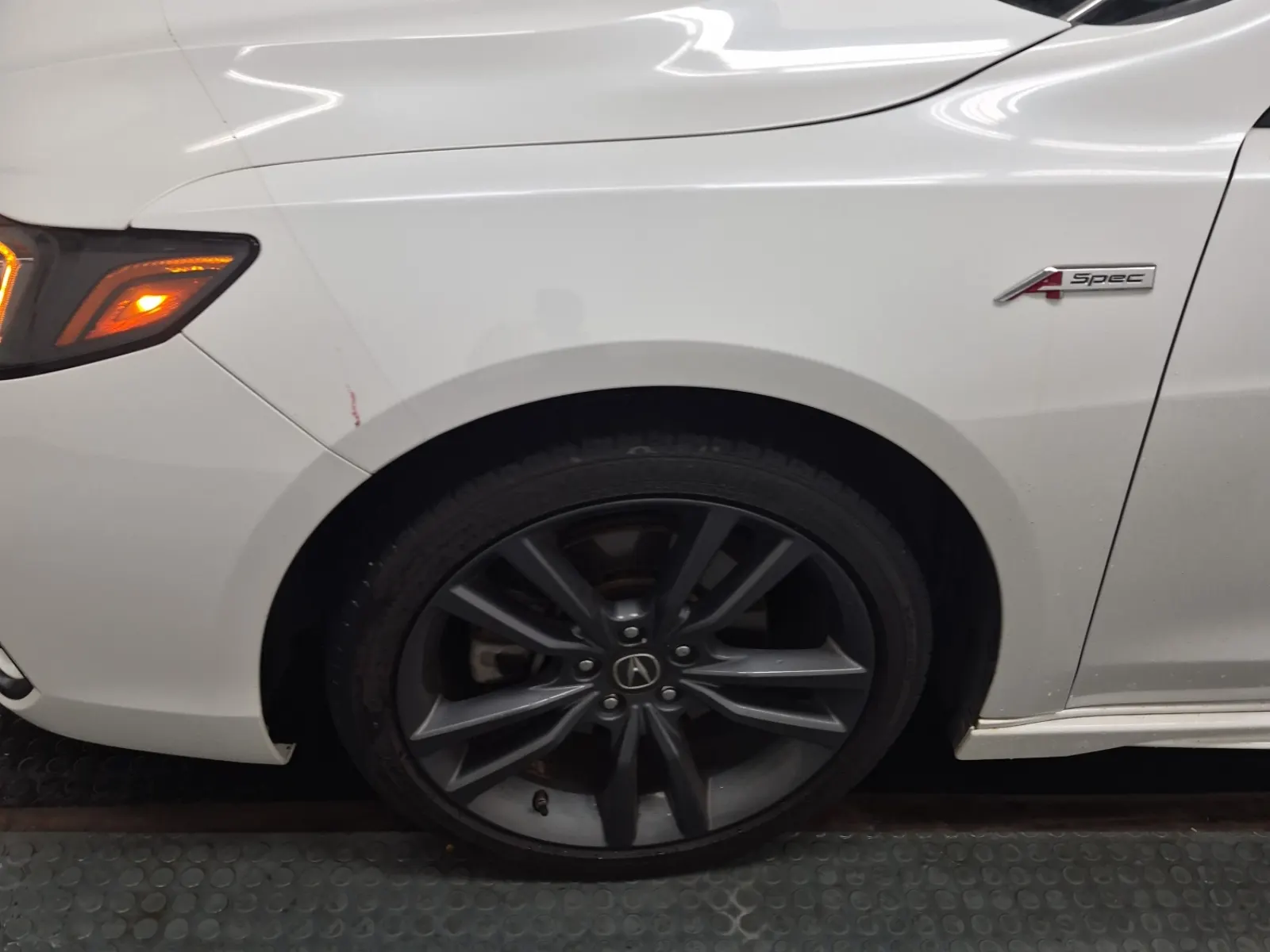 Front driver wheel/tire photo