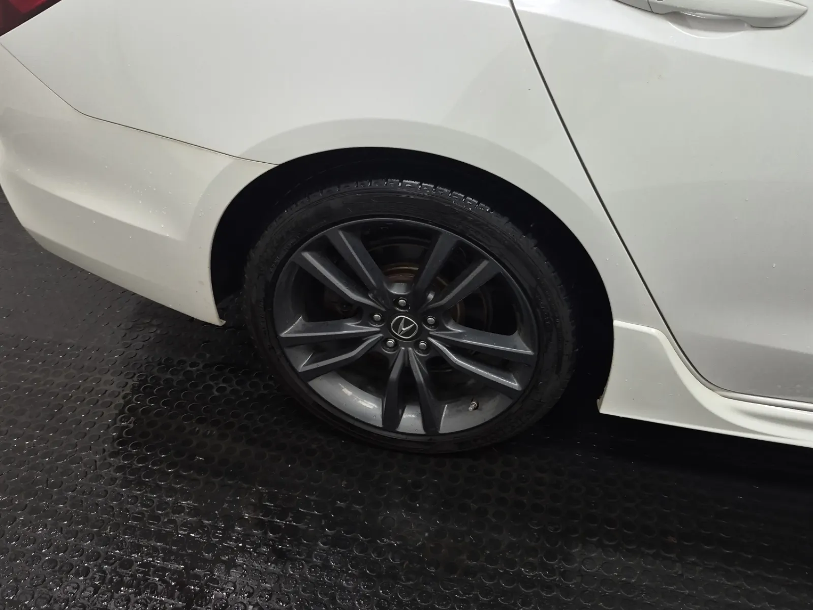 Right Rear Wheel/Tire Photo