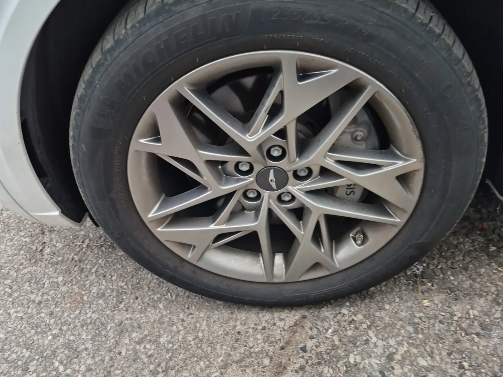 Front driver wheel/tire photo