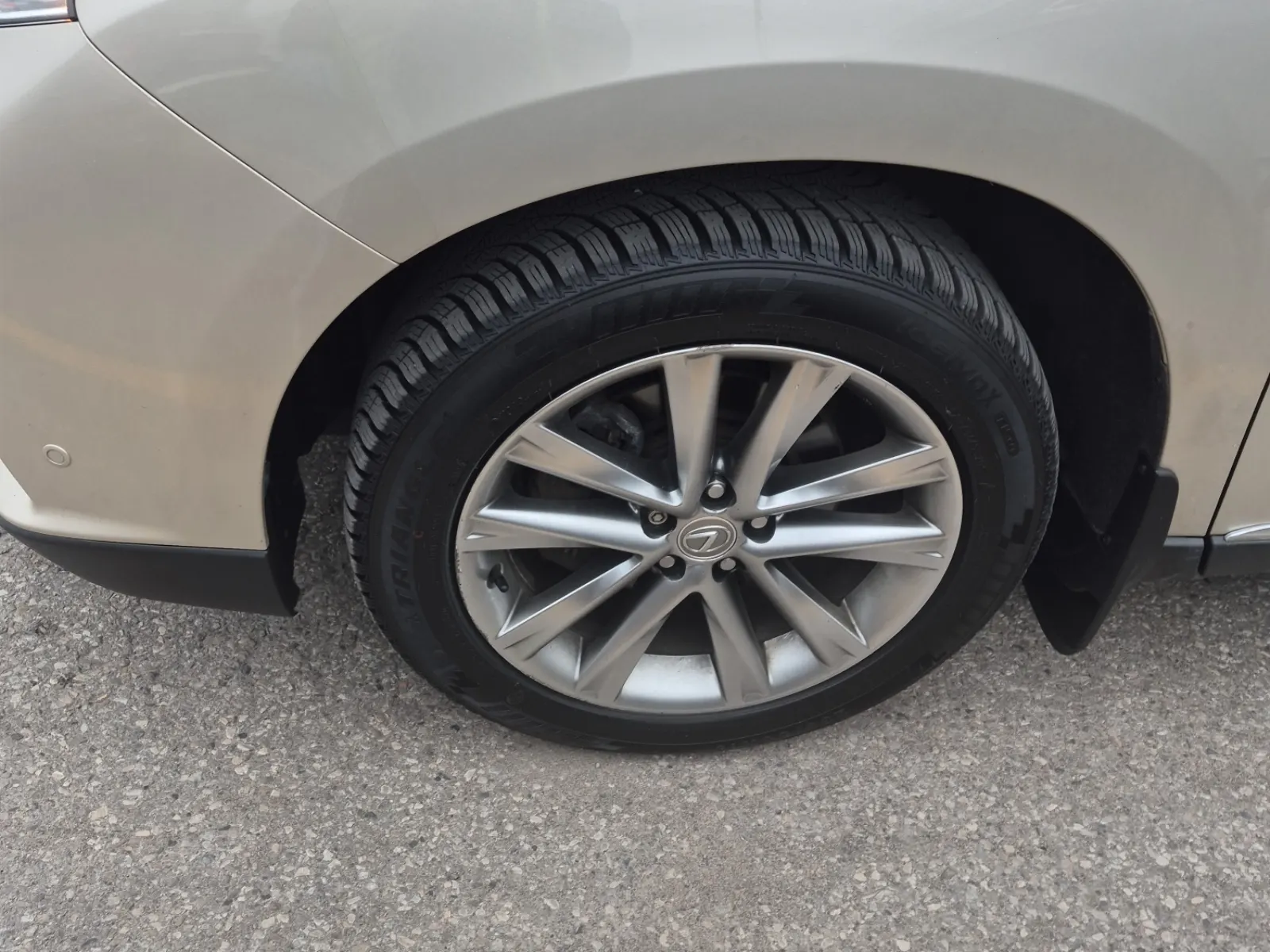 Front driver wheel/tire photo