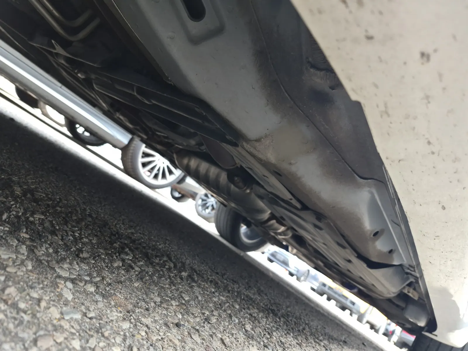 Undercarriage - Driver Photo
