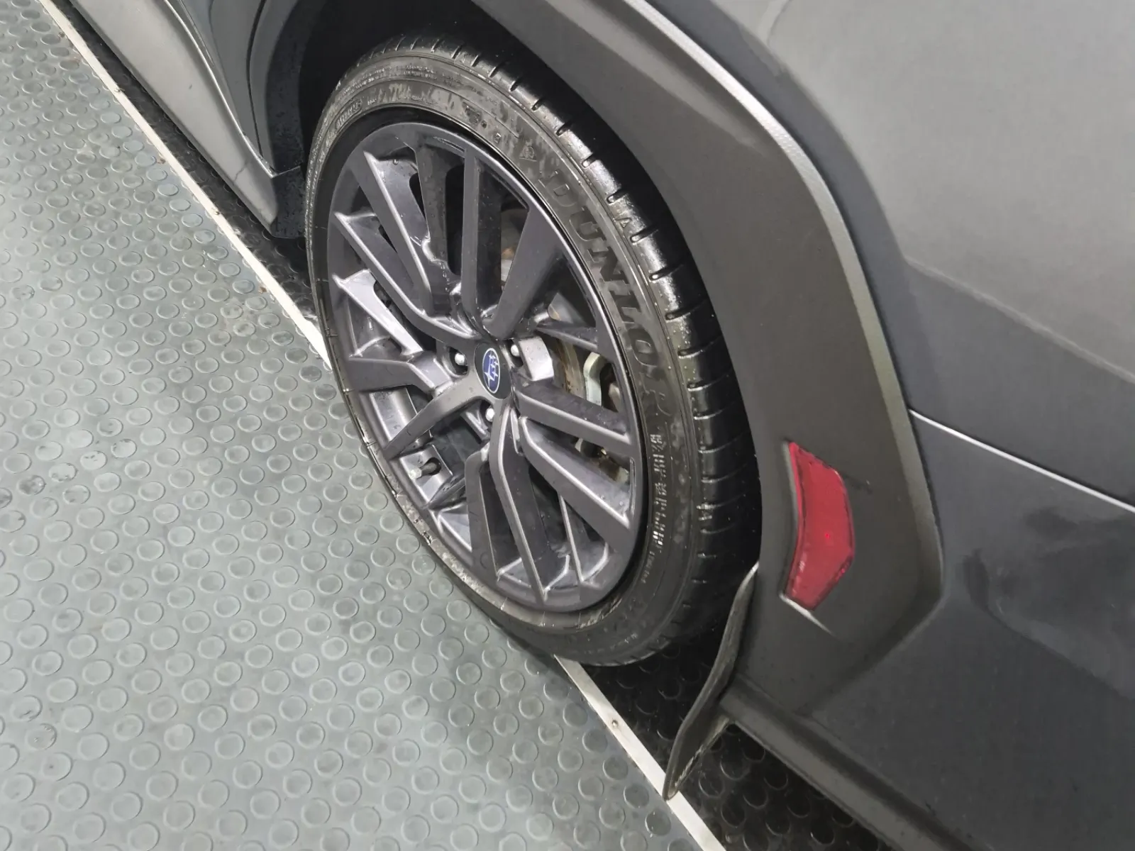 Left Rear Wheel/Tire Photo