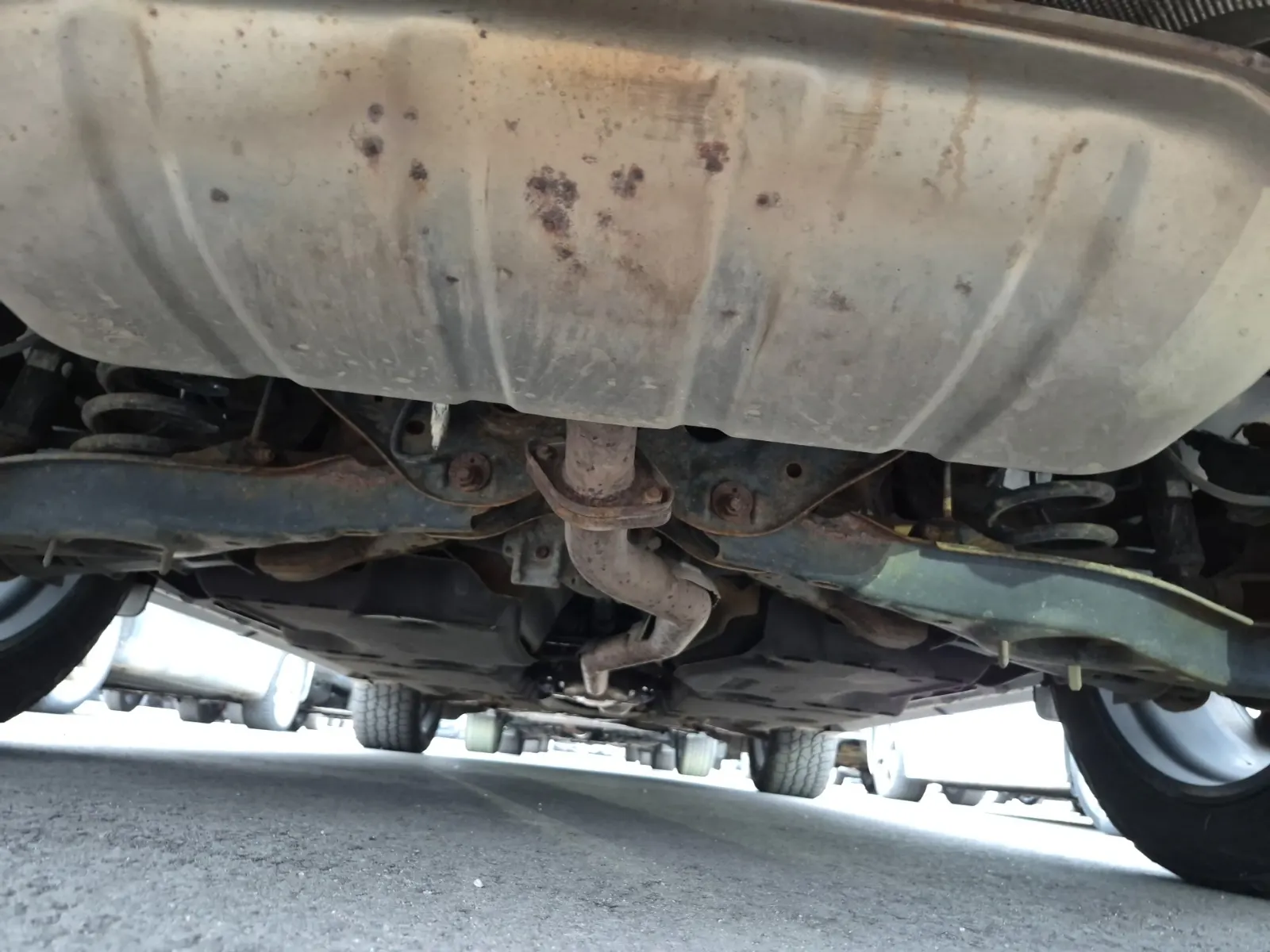 Undercarriage - Rear Photo