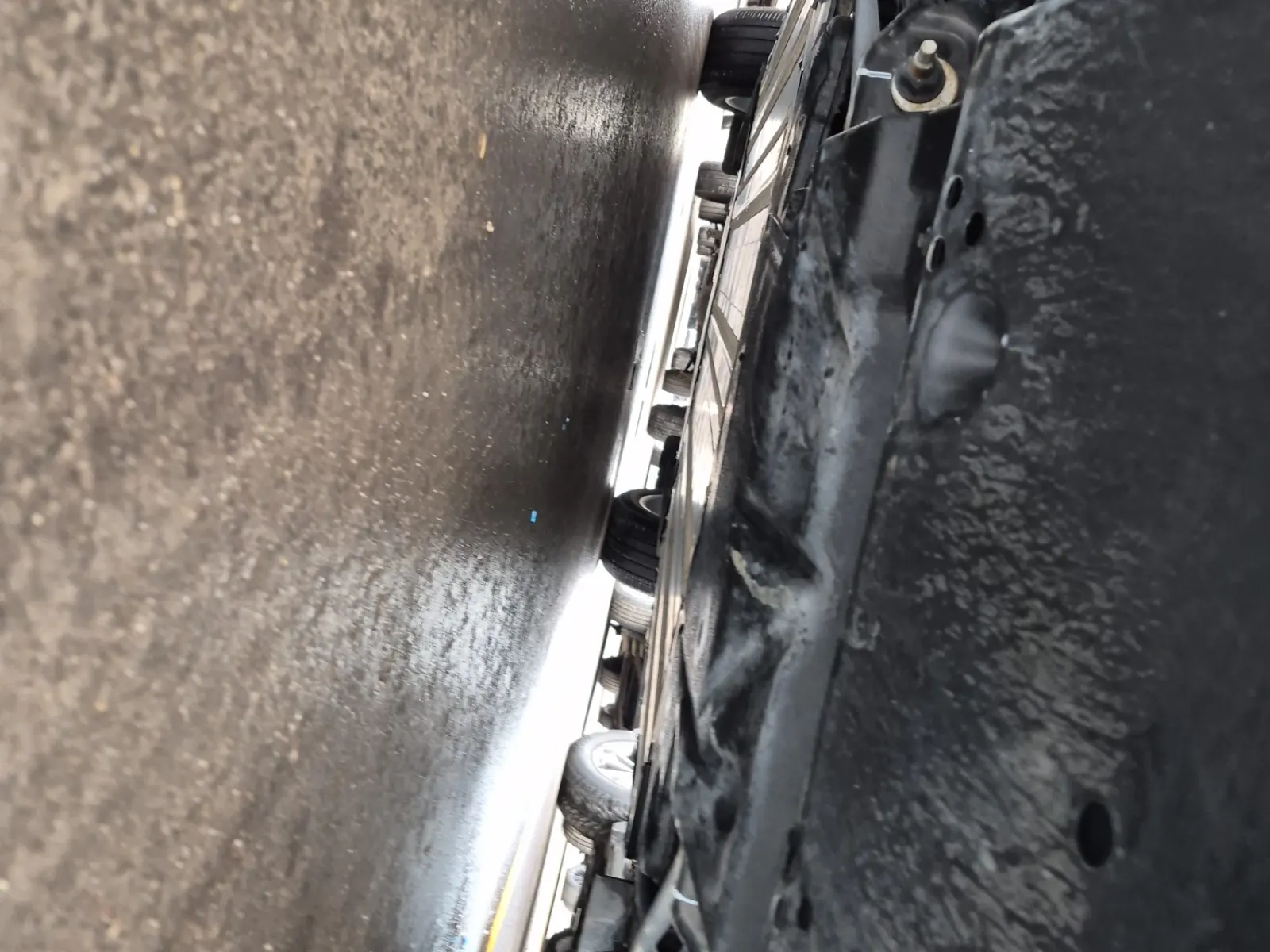 Undercarriage - Rear Photo