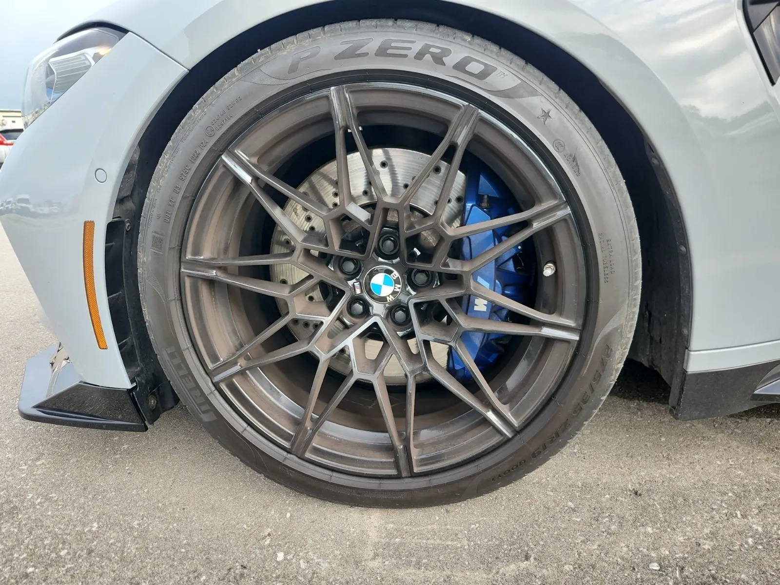 Front driver wheel/tire photo