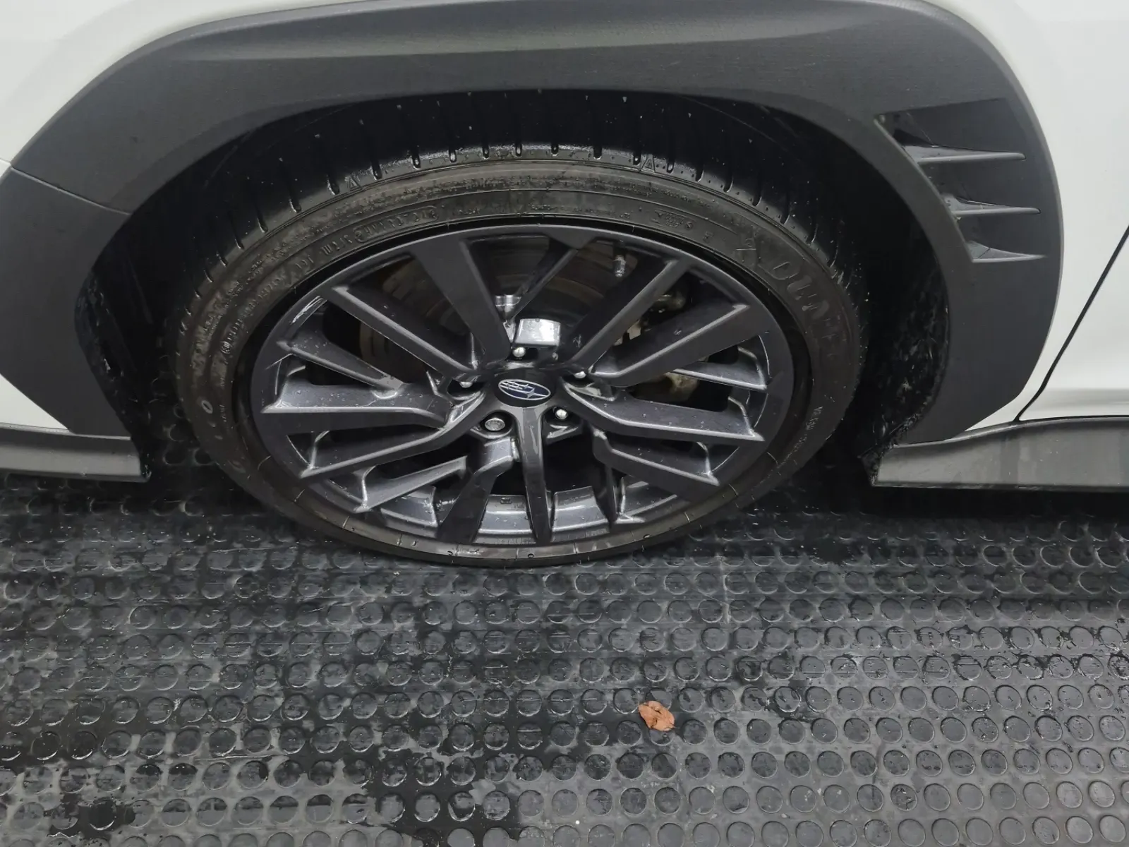 Front driver wheel/tire photo