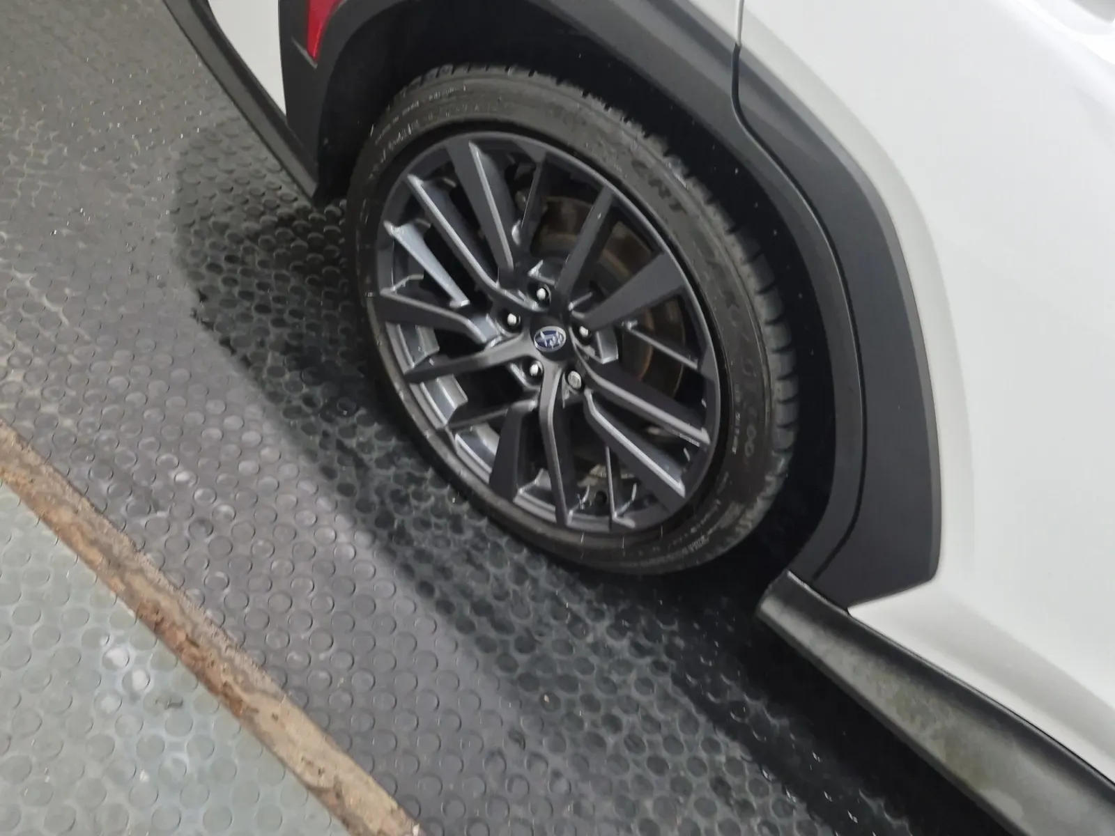 Right Rear Wheel/Tire Photo