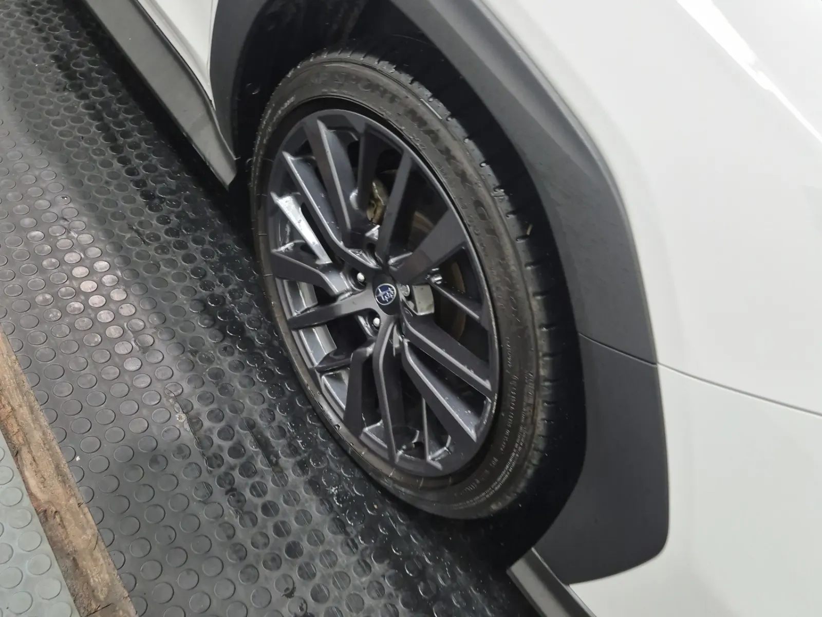 Right Front Wheel/Tire Photo
