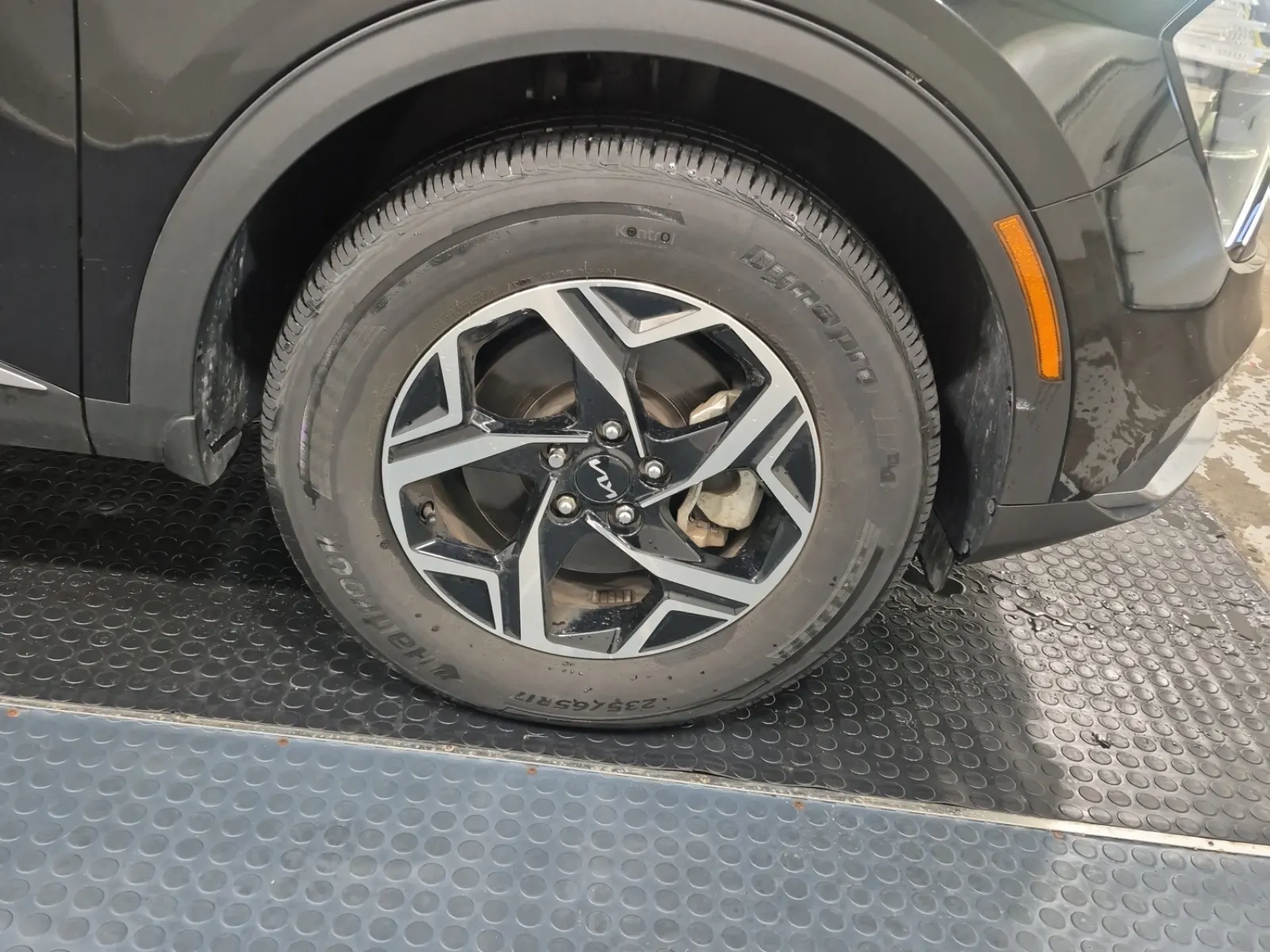 Right Front Wheel/Tire Photo