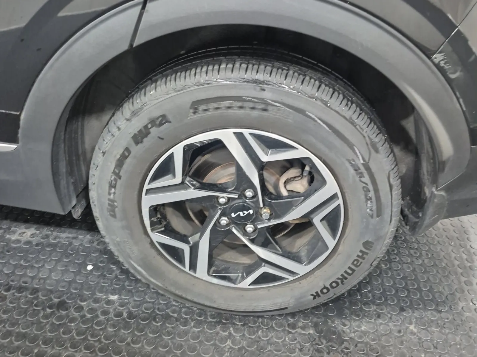 Left Rear Wheel/Tire Photo