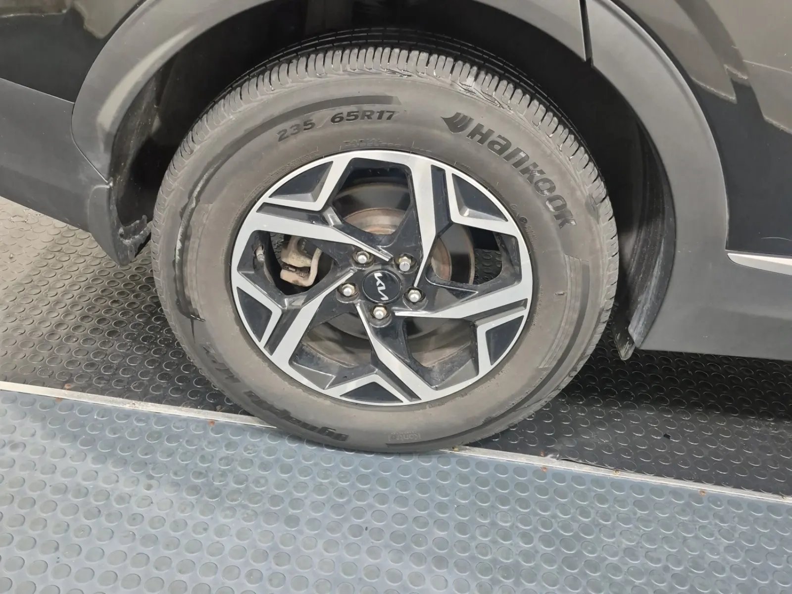 Right Rear Wheel/Tire Photo