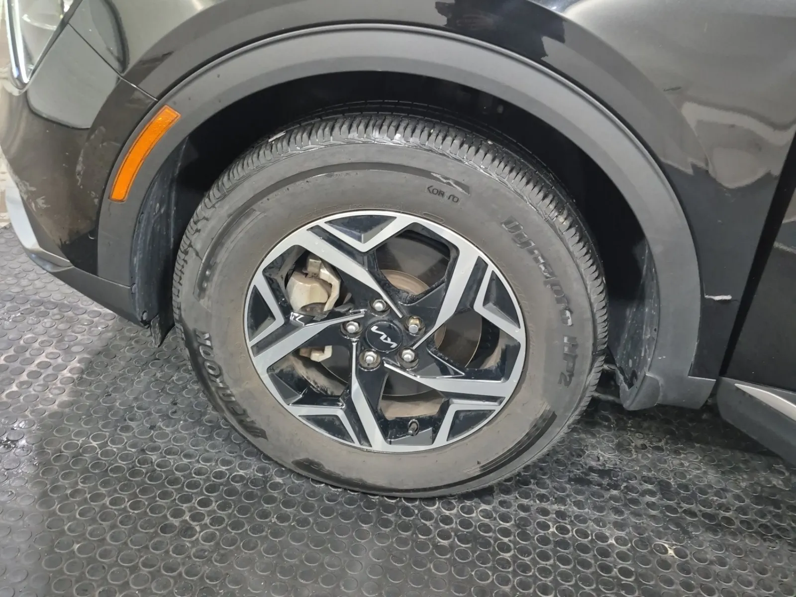 Front driver wheel/tire photo