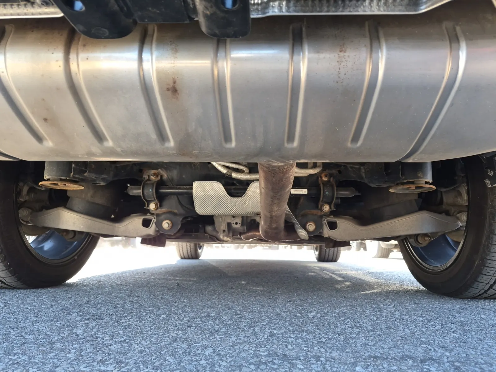 Undercarriage - Rear Photo