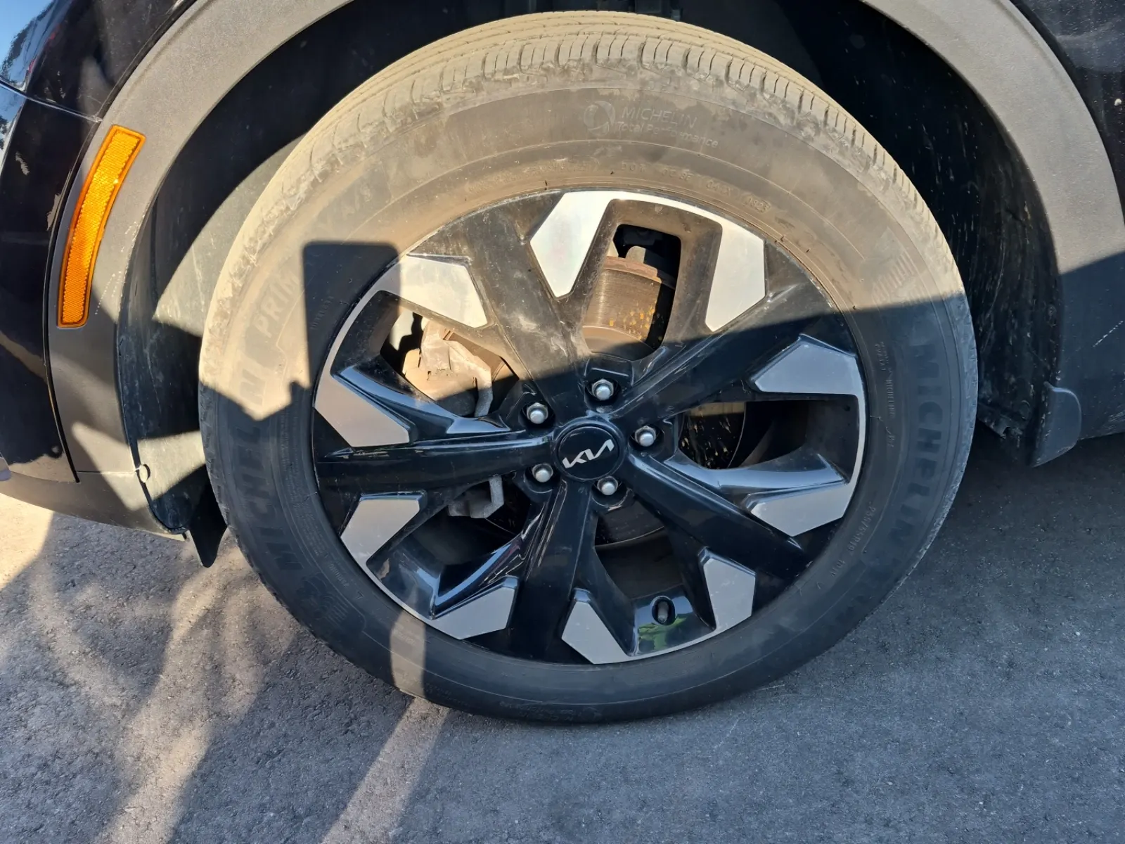 Front driver wheel/tire photo