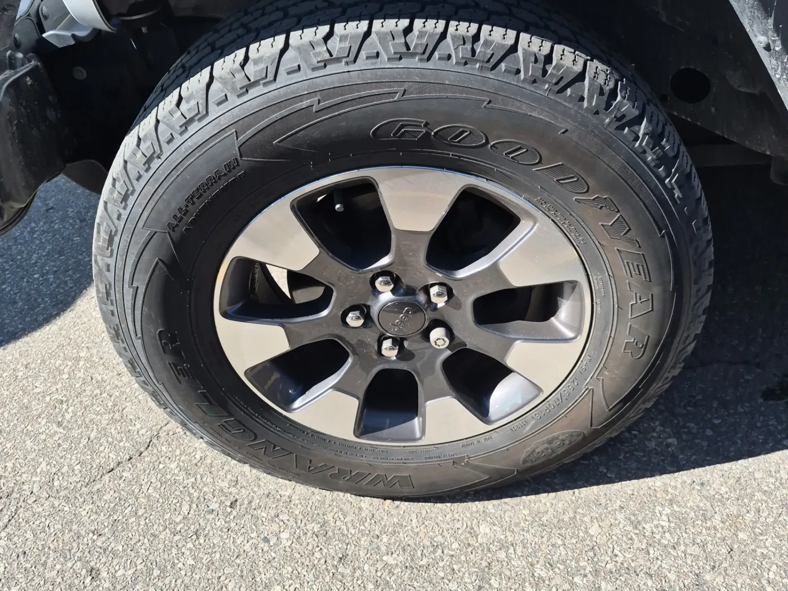 Front driver wheel/tire photo