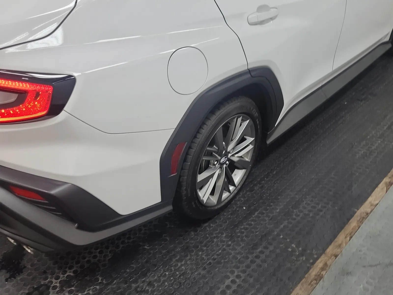 Right Rear Wheel/Tire Photo