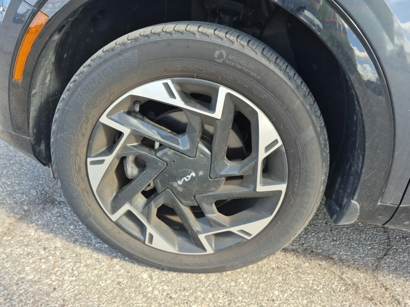 Front driver wheel/tire photo