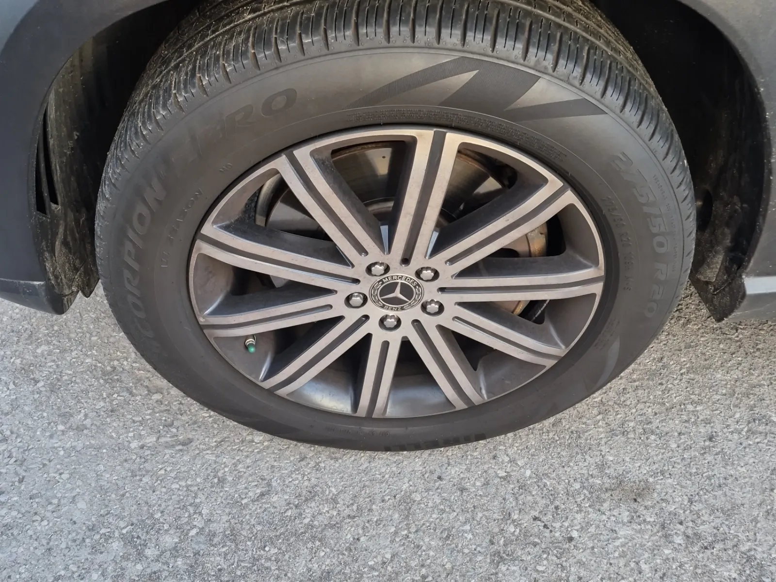 Front driver wheel/tire photo