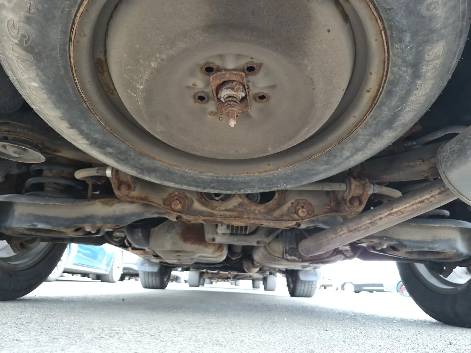 Undercarriage - Rear Photo