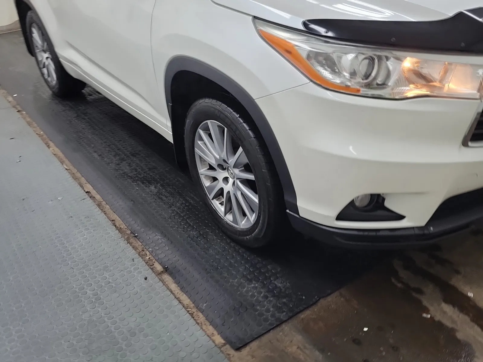 Right Front Wheel/Tire Photo