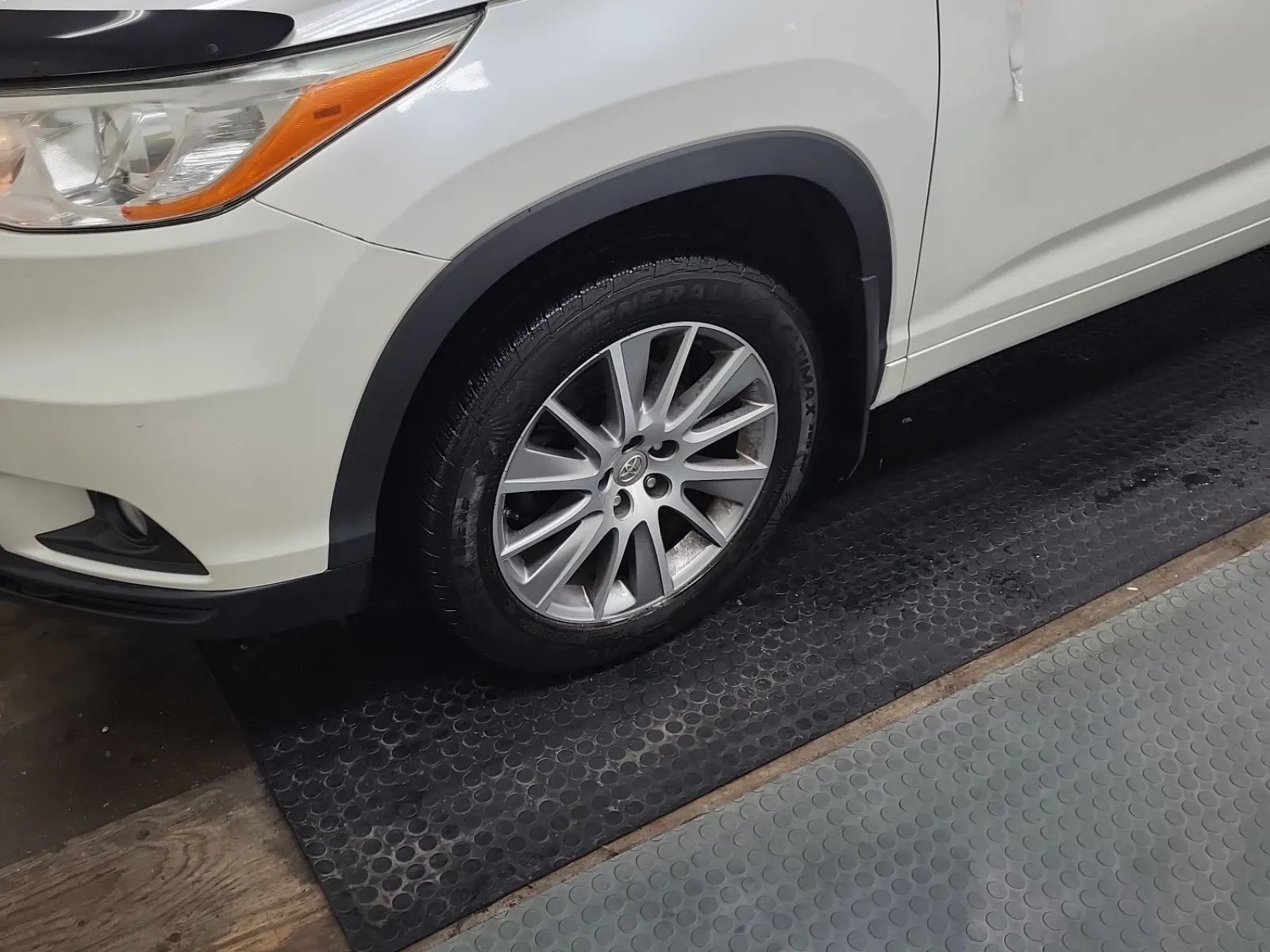 Front driver wheel/tire photo