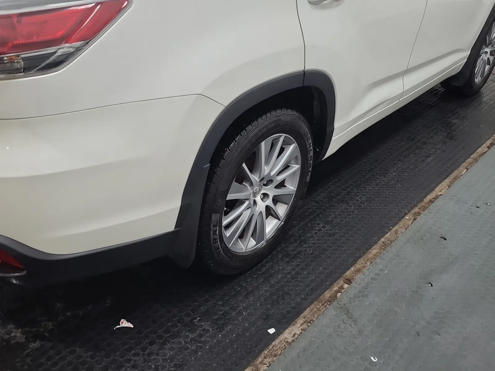 Right Rear Wheel/Tire Photo