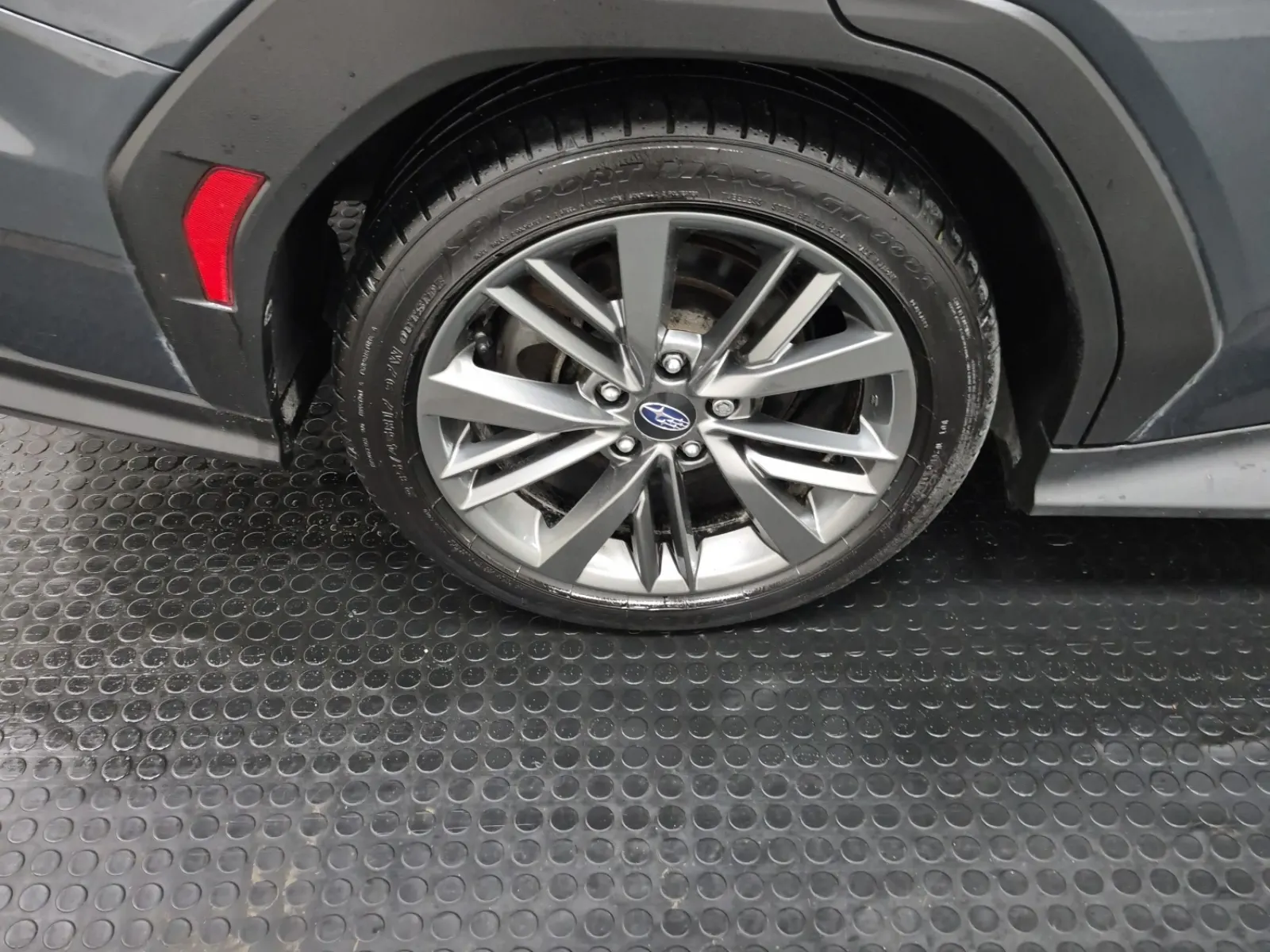 Right Rear Wheel/Tire Photo