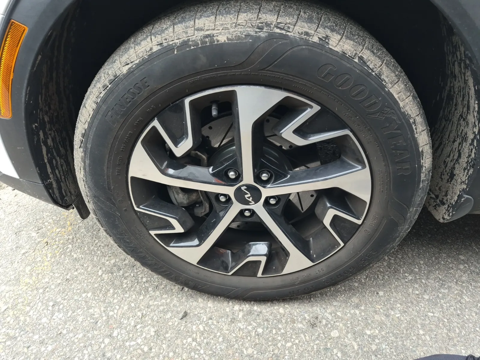 Front driver wheel/tire photo