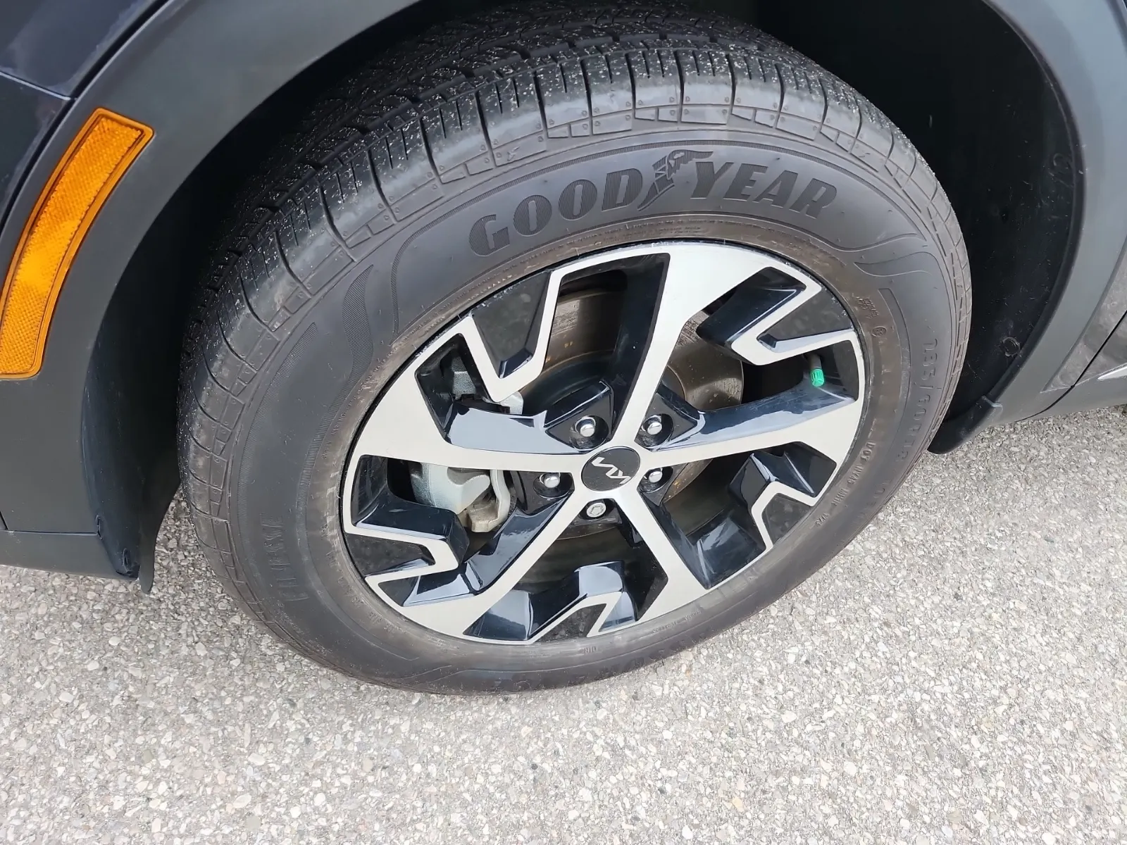 Front driver wheel/tire photo
