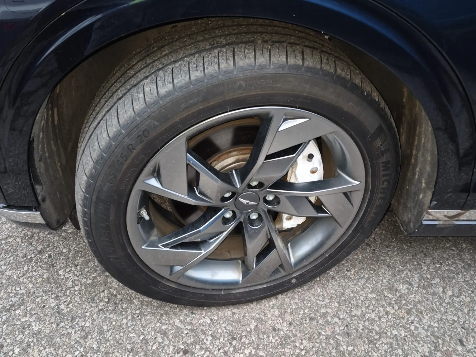 Front driver wheel/tire photo