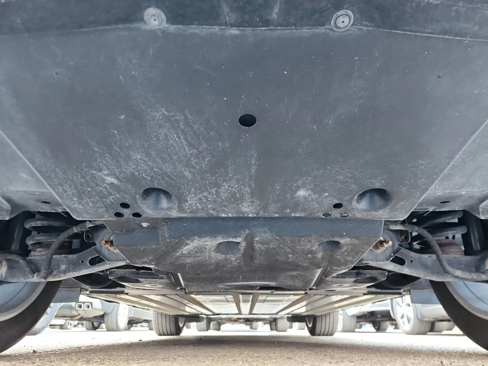 Undercarriage - Rear Photo
