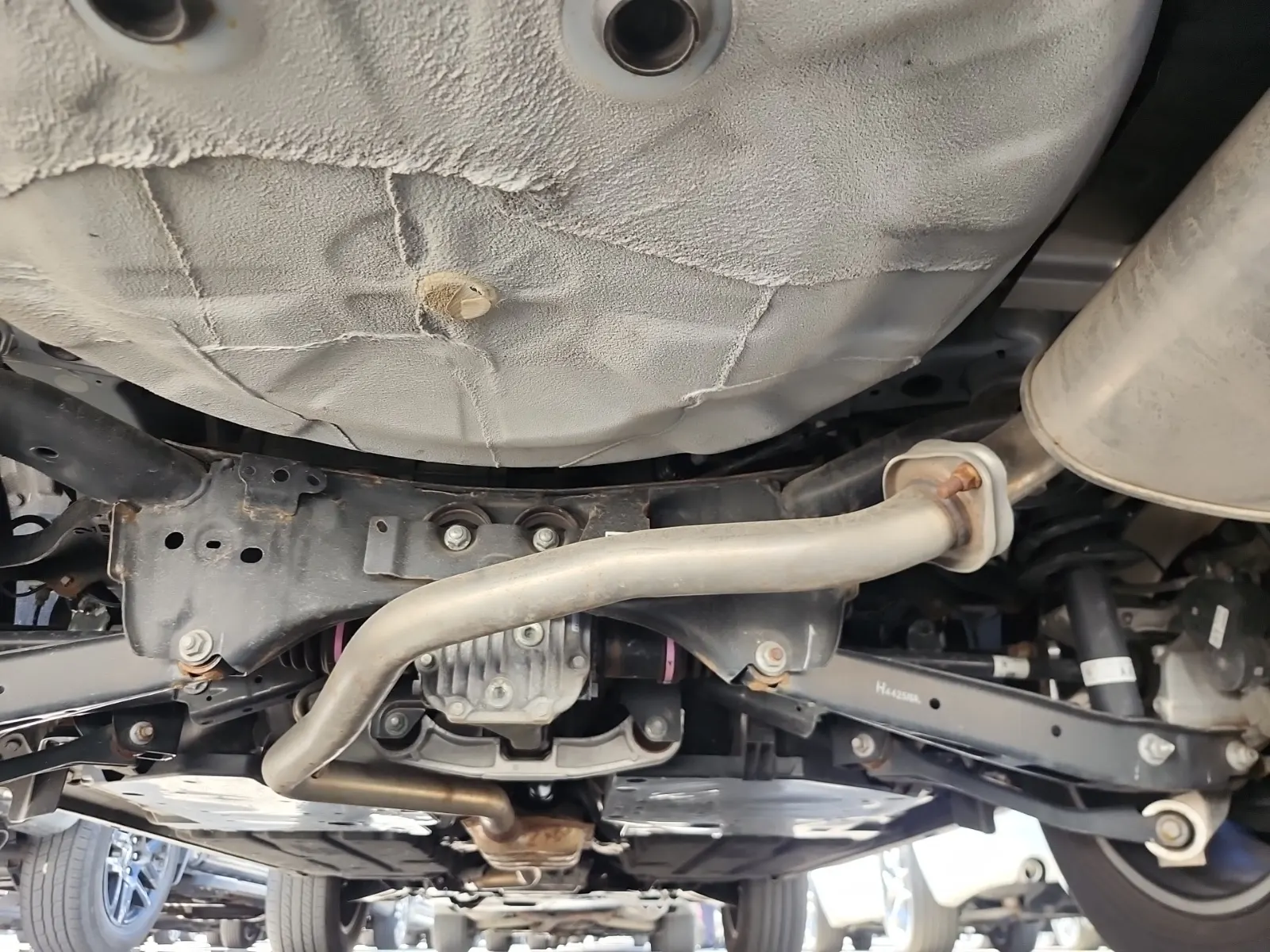 Undercarriage - Rear Photo