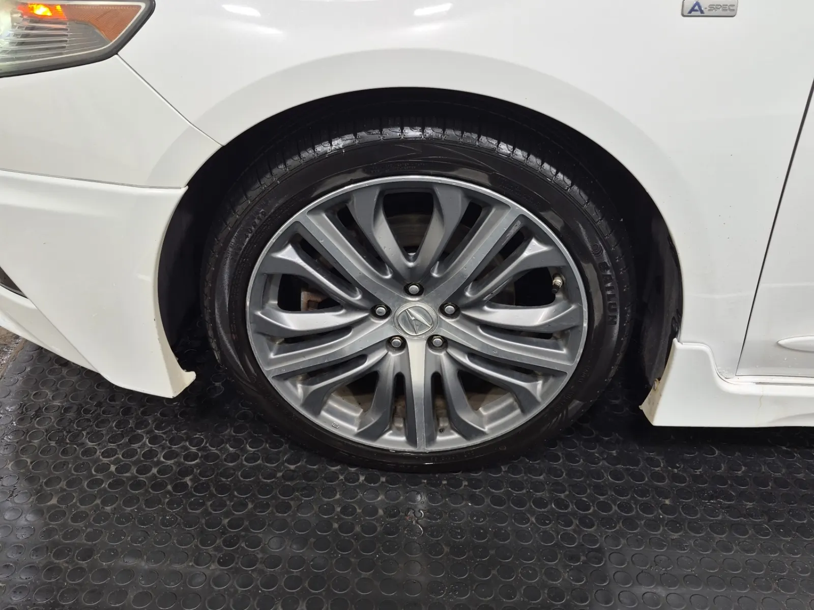 Front driver wheel/tire photo